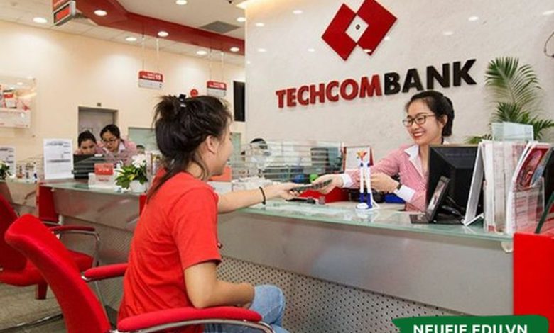 Thực hiện các giấy tờ, thủ tục tại quầy giao dịch