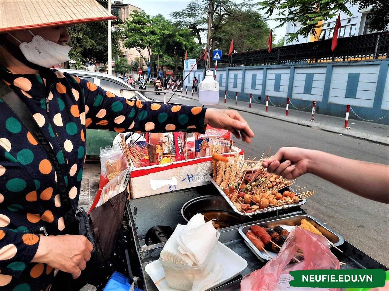 Việc bán trên xe đẩy rất tiện, có thể di chuyển đến bất cứ nơi đâu